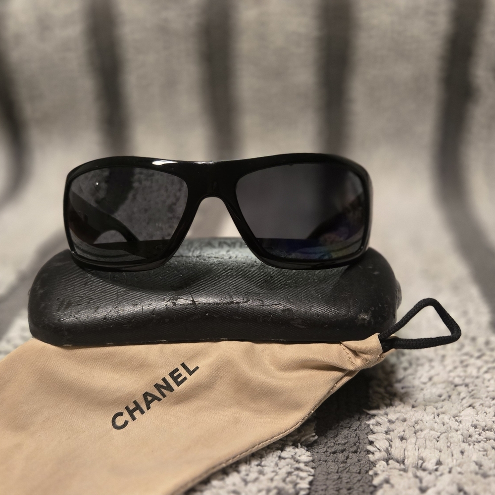 CHANEL Black Sunglasses - Picture 2 of 9